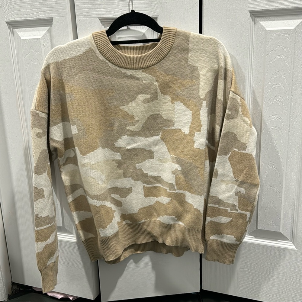 NWOT TTAHARI sweater